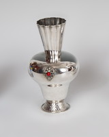 Ezüst váza piros köves díszítéssel