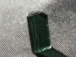 Természetes zöld Turmalin ásvány. Gyűjteménybe vagy ékszeralapanyagnak. 2 ct