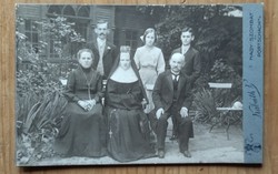 Nagyszombati keményhátú fotó ~1900 család, nagy méretű 10*16,5 , Kabáth V. (T2!)