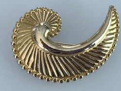 Gilded brooch with stylized bird shape, 6.5 x 5 cm