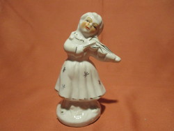 Porcelán lányka hegedűvel, karácsonyi dekoráció