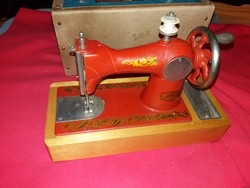 Régi 1960-s évek CCCP orosz fém gyermek játék varrógép dobozával patent állapotban a képek szerint