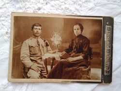 Antik szépia kabinetfotó/keményhátú fotó férfi katonai egyenruhában, és párja 1900 körüli