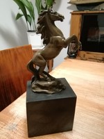 Ló bronzszobor márvány talpon,jelzett