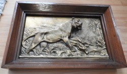 Antik bronz falikép : Gazellát elejtő oroszlán _ bronz kisplasztika fa keretben