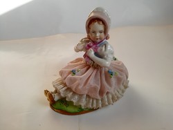 Sitzendorf porcelán: Gyűjtői, ritkább ülő kislány, nagyon szép festésű, régi figura