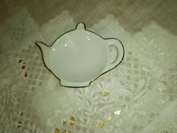 Hófehér porcelán arany szélű teafilter tartó.