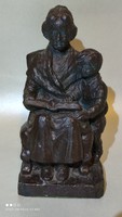 Anyák napjára szép aji Nagymama unokájával kő szobor jelzett figura a hangulata szinte kézzelfogható