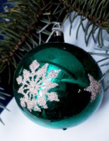 Üveg karácsonyfadísz zöld gömb hópehely, csillag mintával