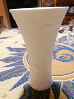Kaiser hófehér bisquit porcelán páva és kolibri mintával. Lenyűgözően szép, hibátlan darab. 24 cm