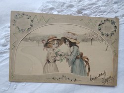 Antik kézzel színezett grafikus képeslap, kislányok kalapban, virágok 1910