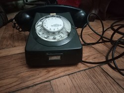 Fekete tárcsás telefon az 1970-es évekből