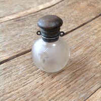 Nyakba viselhető rézkupakos kristályüveg parfümös palack