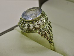 Gyönyörű régi aranygyűrű fehér kővel