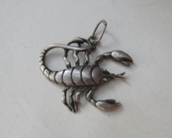 Nagy, ezüst skorpió medál