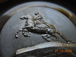 Nagy Péter cár ikonikus lovas szobra után dombor ezüst színű falikép