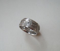 Széles, design ezüst karika gyűrű apró kővel