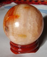 Természetes karneol-kvarc gömb rózsafa talapzaton