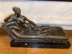 Szófán fekvő női akt-bronz szobor