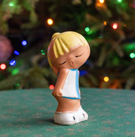 Retro játék - műanyag kislány figura, sípoló gumijáték, gumifigura