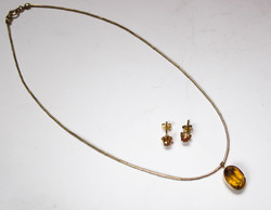 8 carat necklace with set of earrings and lemon.