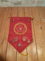 Szocialista brigád zászló, kitüntetésekkel