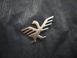 Egyedi fém színű stilizált Turul vagy sas szerű madár bross, fémszínű kitűző