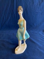Hollóházi porcelán kék ruhás sétáló lány