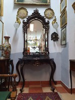 Barokk/rokokó stílusban készült konzolasztal tükörrel, dúsan faragott fából