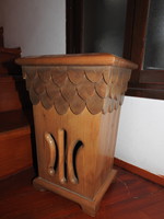 Wooden umbrella holder with scales pattern