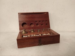 Antik patika mérleg készlet dobozában gyógyszertár eszköz 672