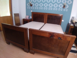Antik art deco ágyak párban,éjjeli szekrénnyel, használt ,de jó Rottex  téli-nyári oldalú matraccal