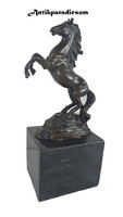 A447 Ágaskodó ló. bronzszobor márványtalpon