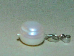 Off-white cultured real pearl pendant 18kgp
