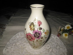Zsolnay  kézzel festett   porcelán fajansz váza , lepkés  13 cm
