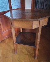 Antik nyolcszögletű titok fiókos kisasztal
