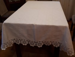 Erdélyi hófehér dombormintás asztalterítő horgolt csipkebetéttel és szegéllyel
