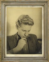 A fiatal Radnóti Miklós, portréfotó, papírkép, bekeretezve. 1920-as évek.