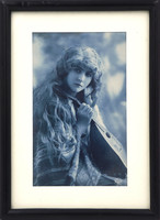 Antik, francia képeslap bekeretezve. Fiatal színésznő lanttal. 1910-es évek.