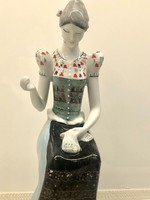 Hollóháza női figura porcelán