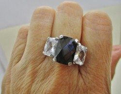 Szépséges ezüst gyűrű nagy cirkóniákkal