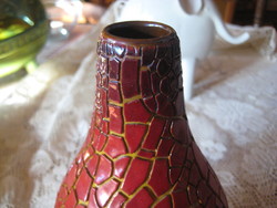 Zsolnay repesztett  , ökörvérmázas  , váza  ,  10 x 18 cm
