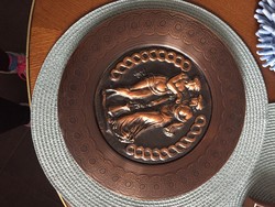 Decorative plate that can be hung on a copper wall