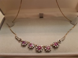 Pink zafírokkal  margaréta formában arany nyakék