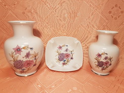 3 darabos HOLLÓHÁZI porcelán garnitúra, vitrinben tartott, 2 darab váza és 1 darab hamutartó