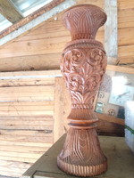 Fából készült Faragot váza.