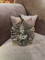 Ezüst medál Thai Buddha ábrázolással