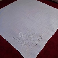 Fehér, lepkés díszzsebkendő, jegykendő, 30 x 31 cm