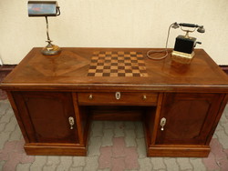 KURIÓZUM! Álomszép, antik, térbe rakható, oszlopos, sakktábla intarziás főnöki íróasztal