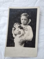 Antik fotólap, kislány játékbabával/baba 1910-30-as évek körüli